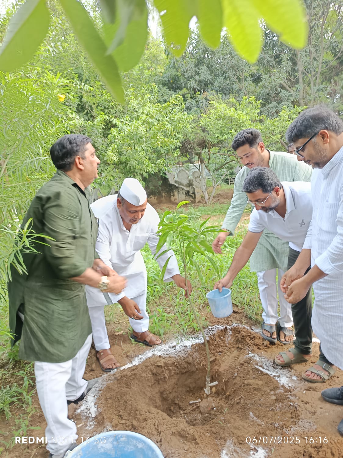 पौधारोपण करते हुए वक्फ मन्त्री पौधारोपण करते हुए वक्फ मन्त्री