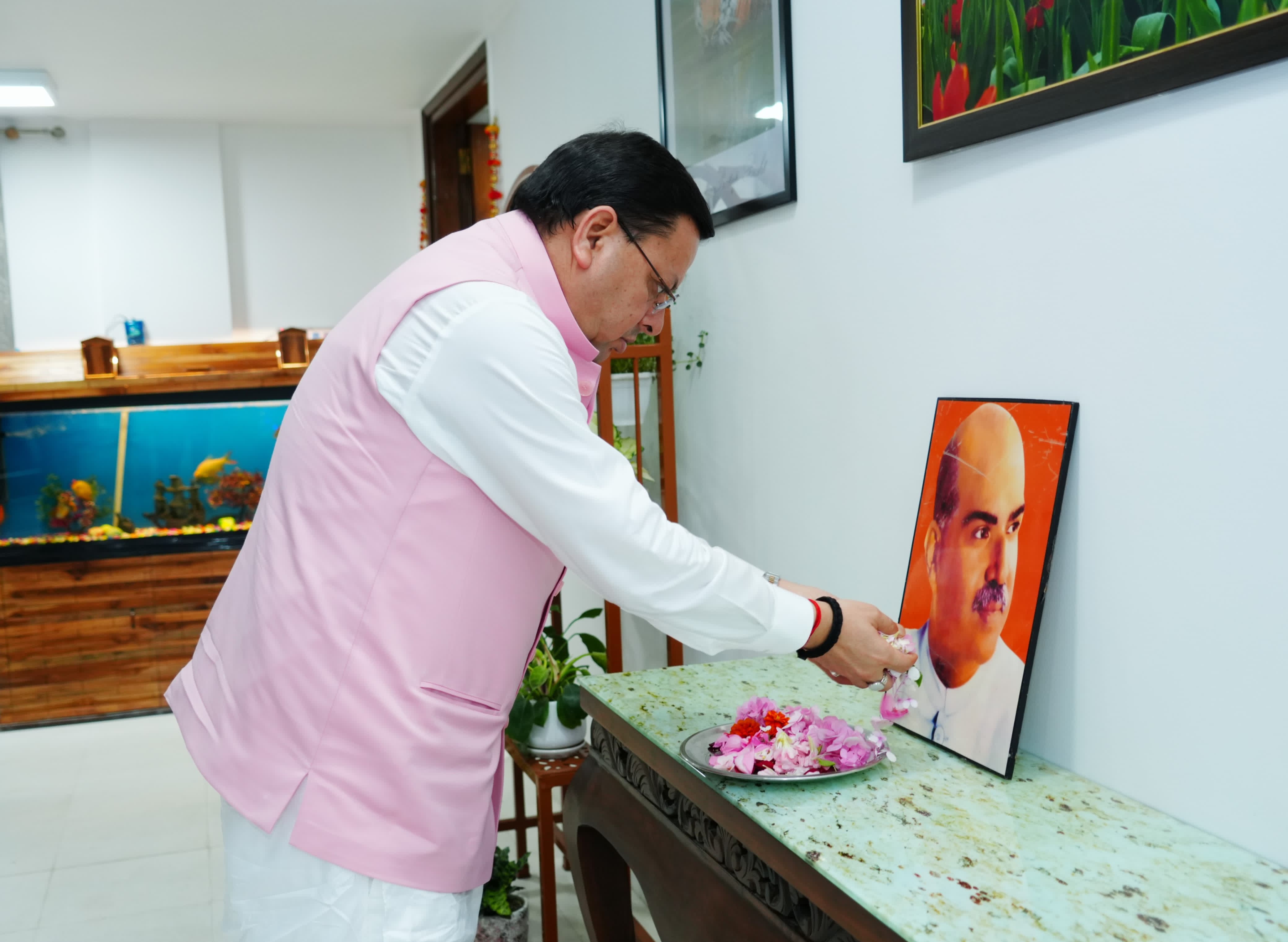 मुख्यमंत्री पुष्कर सिंह धामी मुख्यमंत्री आवास में डॉ. श्यामा प्रसाद मुखर्जी के चित्र पर श्रद्धांजलि अर्पित करते। मुख्यमंत्री पुष्कर सिंह धामी मुख्यमंत्री आवास में डॉ. श्यामा प्रसाद मुखर्जी के चित्र पर श्रद्धांजलि अर्पित करते।