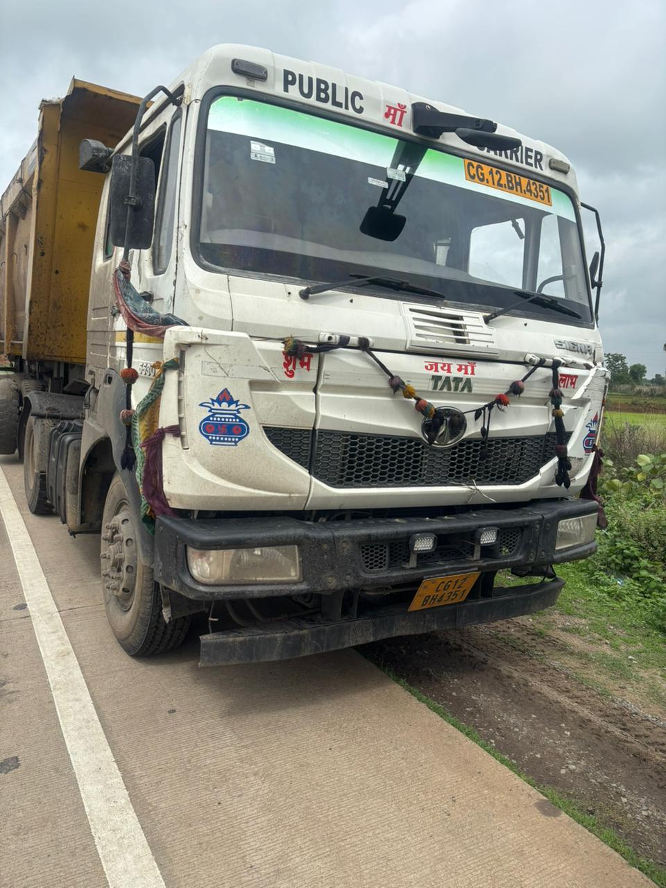 बीच रोड में लापरवाही से खड़े वाहनों पर पुलिस ने कसा शिकंजा, 5 वाहनों को जप्त कर उनके चालकों को किया गिरफ्तार