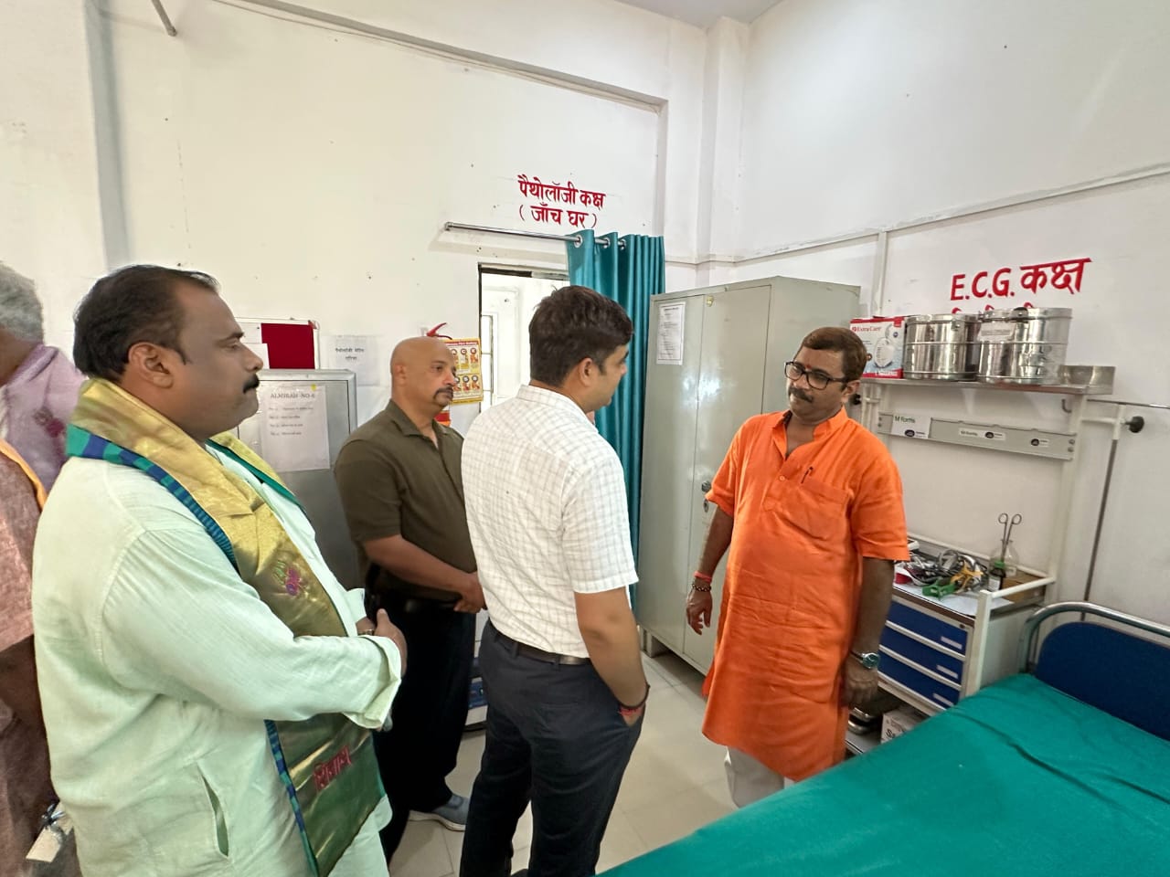 कोनिया प्राथमिक स्वास्थ केंद्र में प्रसव कक्ष का शिलान्यास करते विधायक कोनिया प्राथमिक स्वास्थ केंद्र में प्रसव कक्ष का शिलान्यास करते विधायक