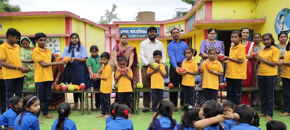 लुगे स्कूल के बच्चों को मिट्टी के गुल्लक भेंट करते हुए समाजसेवी तुमन चंद साहू और शिक्षिका रंजीता साहू। लुगे स्कूल के बच्चों को मिट्टी के गुल्लक भेंट करते हुए समाजसेवी तुमन चंद साहू और शिक्षिका रंजीता साहू।