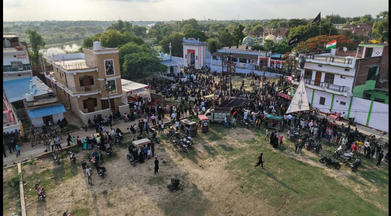 करबला में तजिए सुपुर्देखाक करते ड्रोन से ली गई तस्वीर करबला में तजिए सुपुर्देखाक करते ड्रोन से ली गई तस्वीर