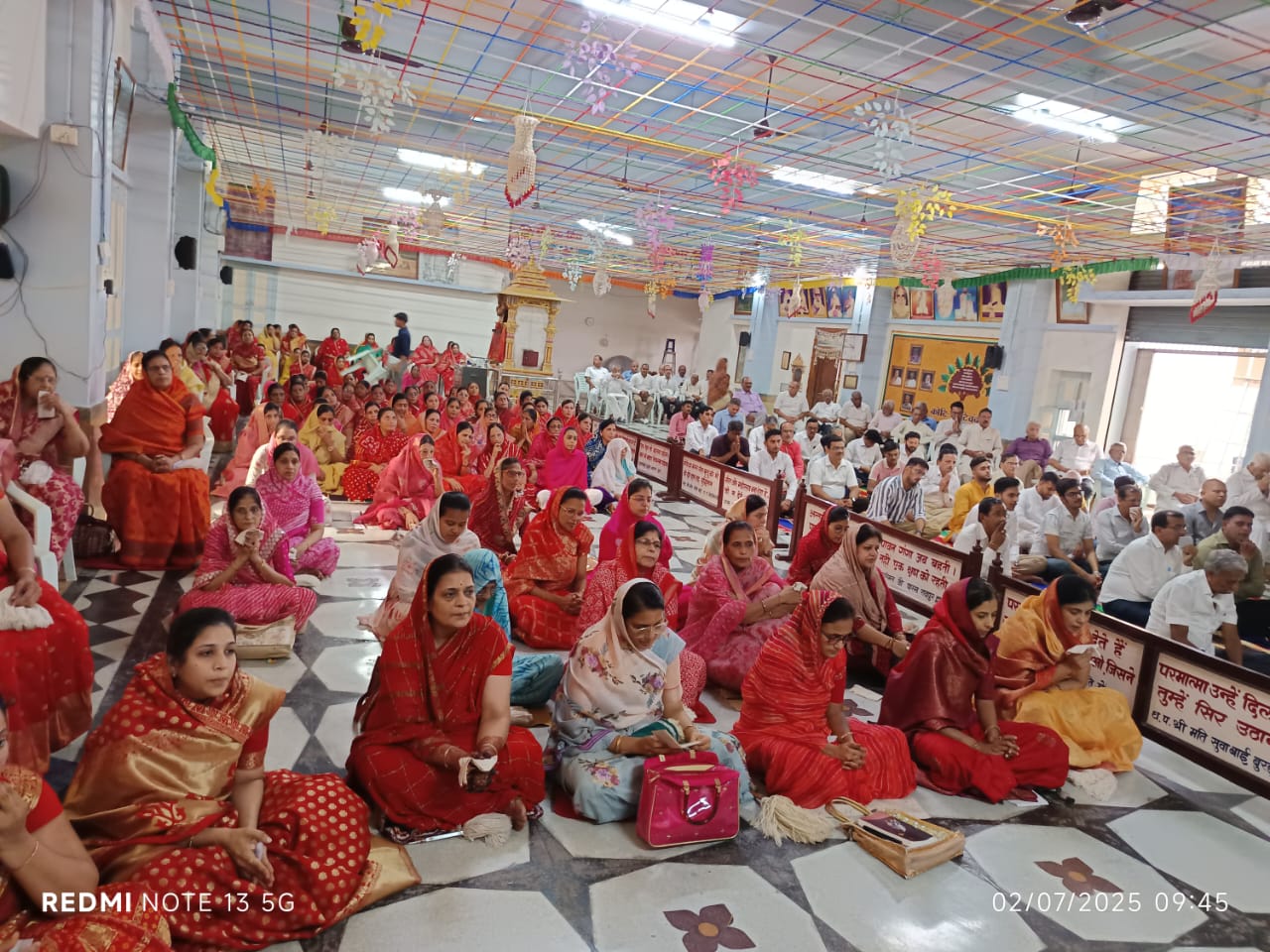 मुनियों का प्रवचन सुनते हुए समाज की महिलाएं। मुनियों का प्रवचन सुनते हुए समाज की महिलाएं।