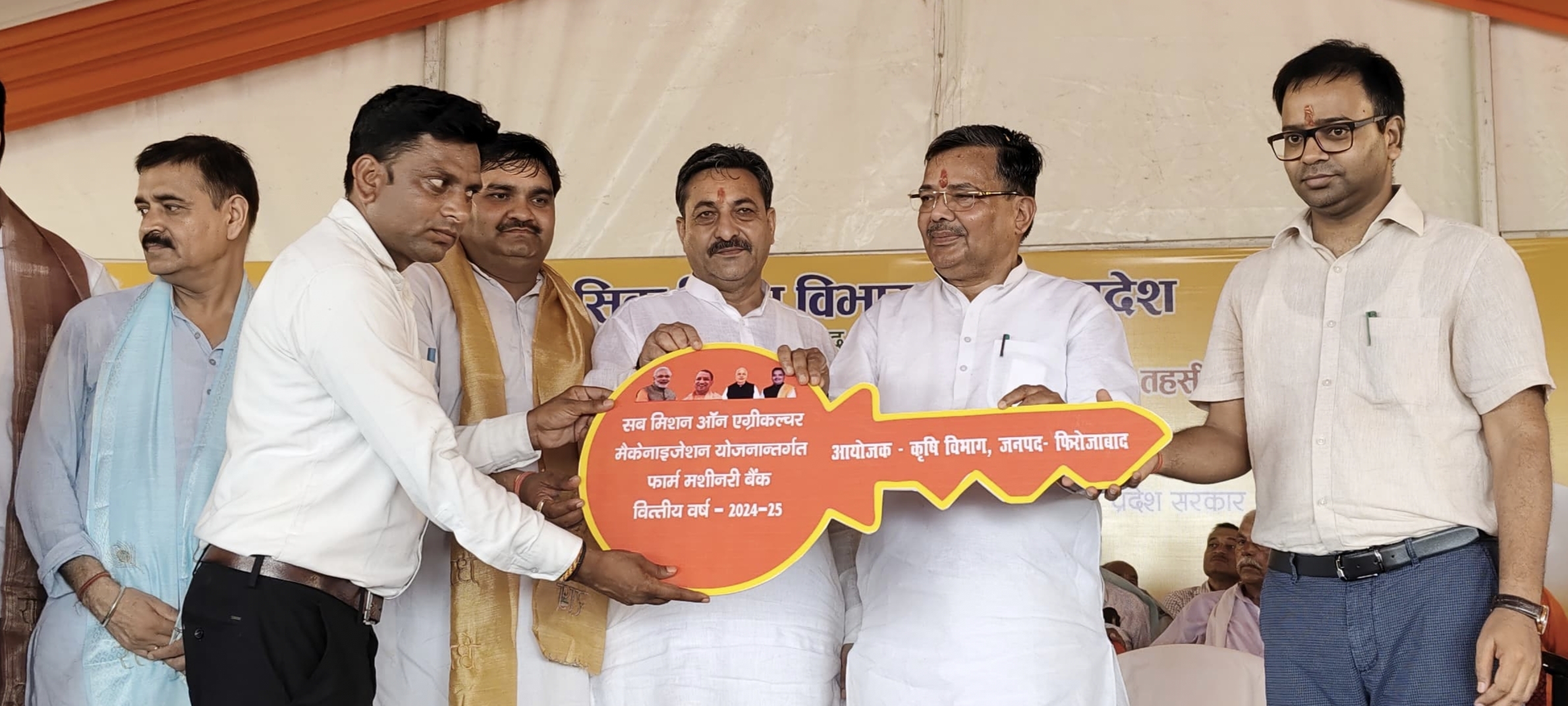 आवास की चाबी देते पर्यटन मंत्री आवास की चाबी देते पर्यटन मंत्री