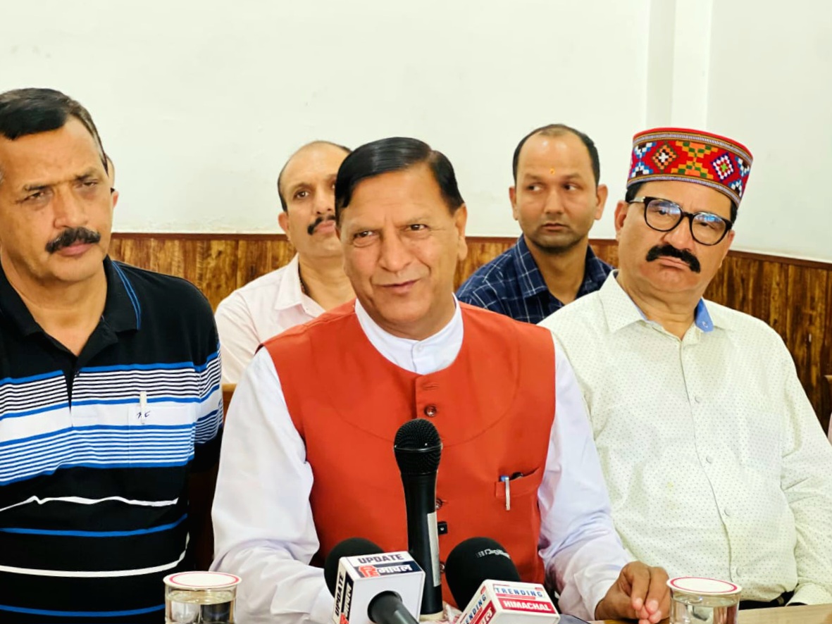 मंडी के मनेरचौक में पत्रकारों से बात करते हुए भाजपा अध्यक्ष राजीव बिंदल। मंडी के मनेरचौक में पत्रकारों से बात करते हुए भाजपा अध्यक्ष राजीव बिंदल।