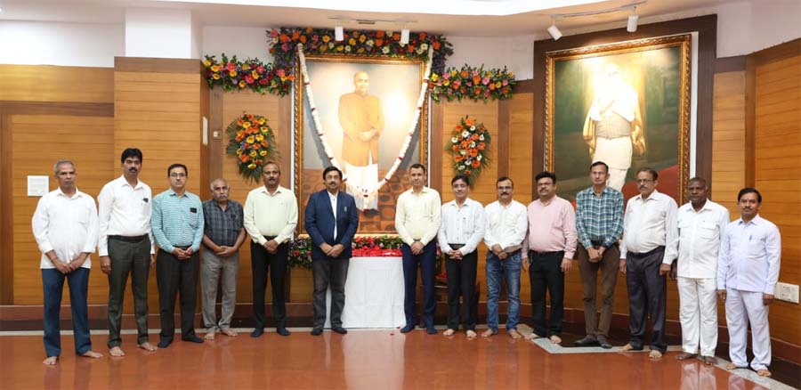 डॉ. श्यामा प्रसाद मुकर्जी के तैल चित्र पर श्रद्धांजलि अर्पित करते हुए डॉ. श्यामा प्रसाद मुकर्जी के तैल चित्र पर श्रद्धांजलि अर्पित करते हुए