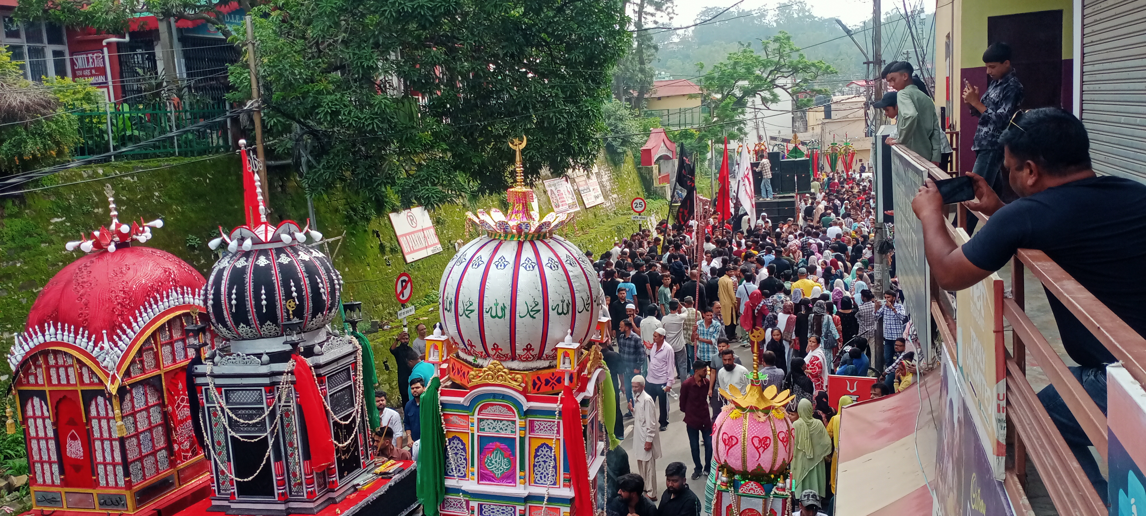 मोहर्रम के अवसर पर नाहन में निकाले जा रहे ताजिये मोहर्रम के अवसर पर नाहन में निकाले जा रहे ताजिये