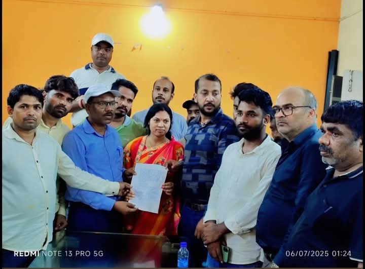 समझौता पत्र के साथ ग्रामीण और अधिकारी समझौता पत्र के साथ ग्रामीण और अधिकारी