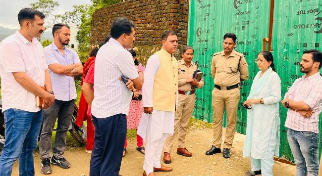 घटना स्थल पर पुलिस व अन्य लाेगाें से जानकारी लेती कुसुम कंडवाल। घटना स्थल पर पुलिस व अन्य लाेगाें से जानकारी लेती कुसुम कंडवाल।