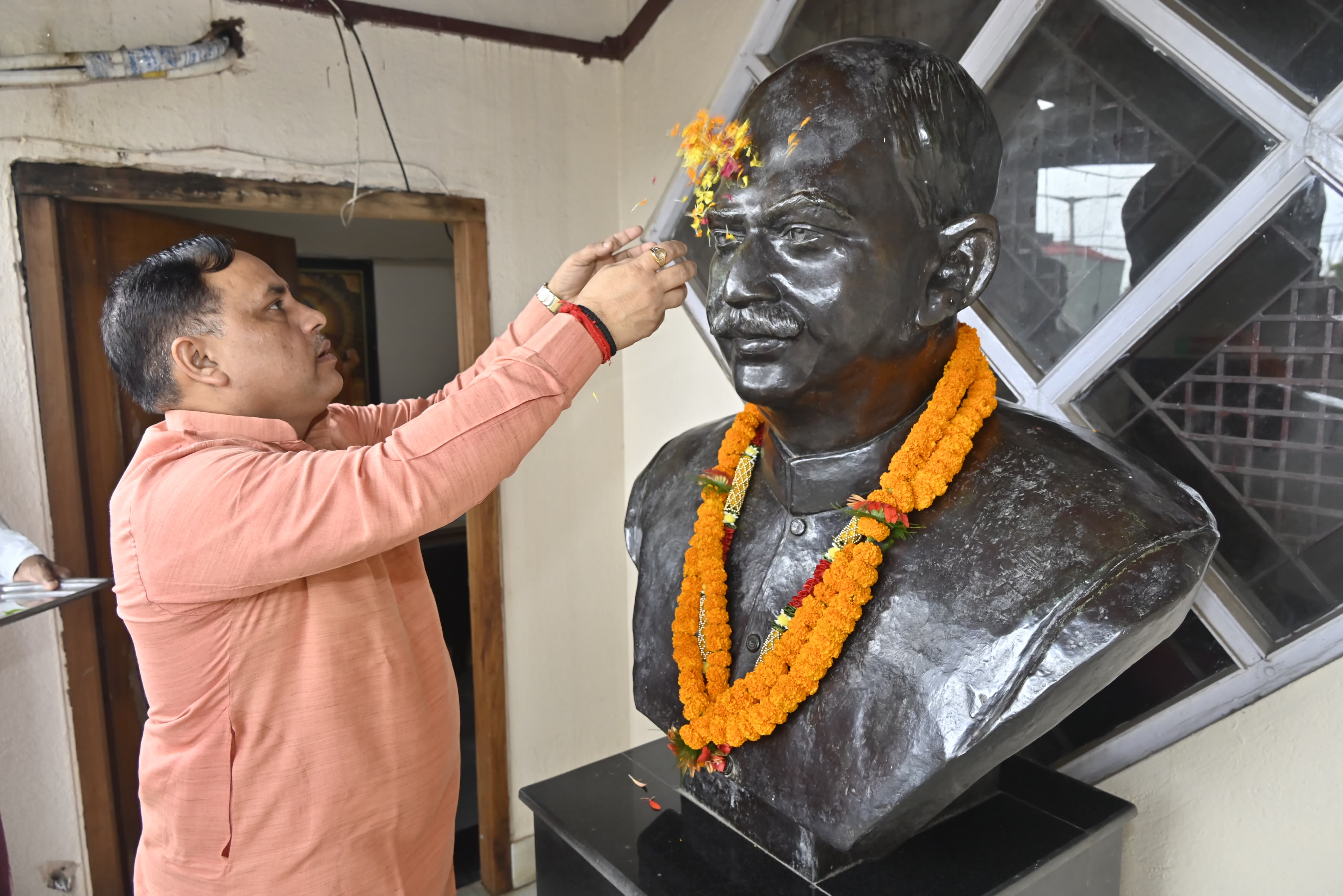 प्रदेश संगठन महामंत्री कर्मवीर सिंह श्रद्धांजलि अर्पित करते हुए प्रदेश संगठन महामंत्री कर्मवीर सिंह श्रद्धांजलि अर्पित करते हुए