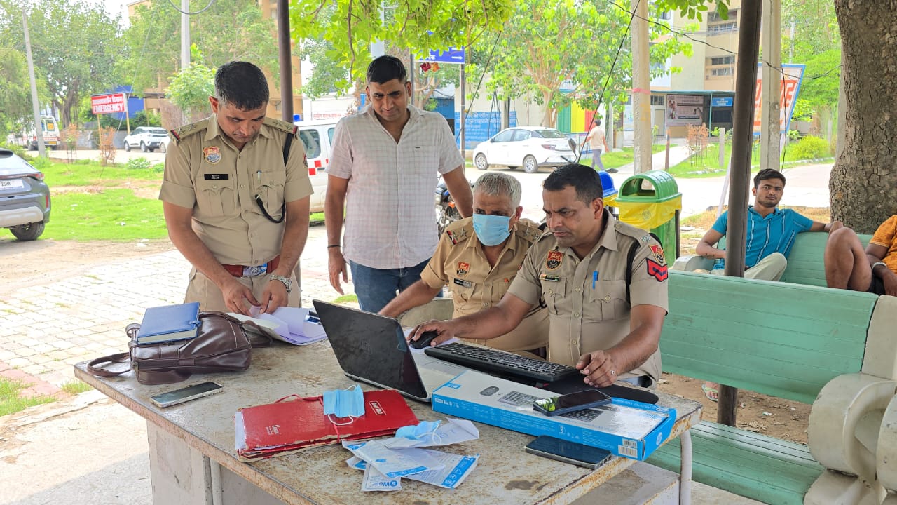 जवाहर लाल कैनाल में मिले शवों के मामले में कागज करवाई करती पुलिस टीम
