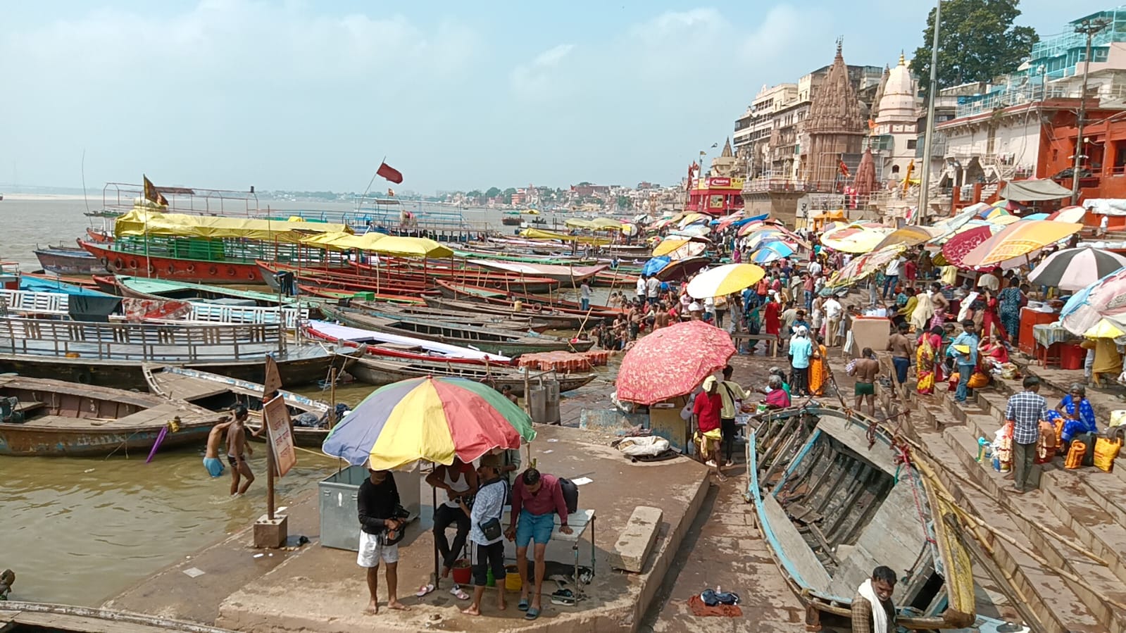 गंगा स्नान करते श्रद्धालु गंगा स्नान करते श्रद्धालु