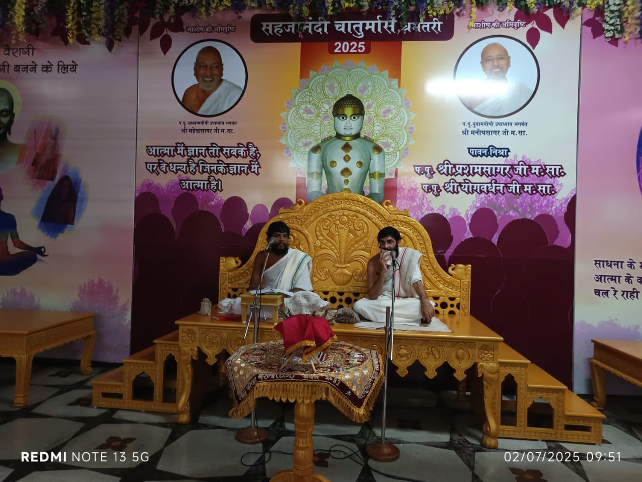 जैन मंदिर परिसर में प्रवचन देते हुए जैन मुनि। जैन मंदिर परिसर में प्रवचन देते हुए जैन मुनि।
