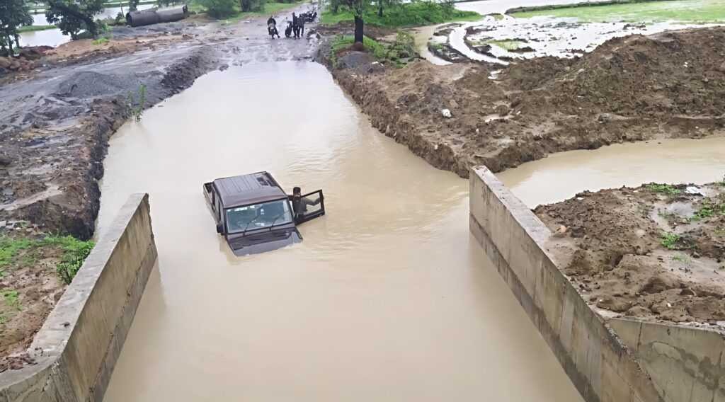 कोरबा : कुसमुंडा में बारिश के चलते आवागमन बाधित, फंसी स्कार्पियो कोरबा : कुसमुंडा में बारिश के चलते आवागमन बाधित, फंसी स्कार्पियो