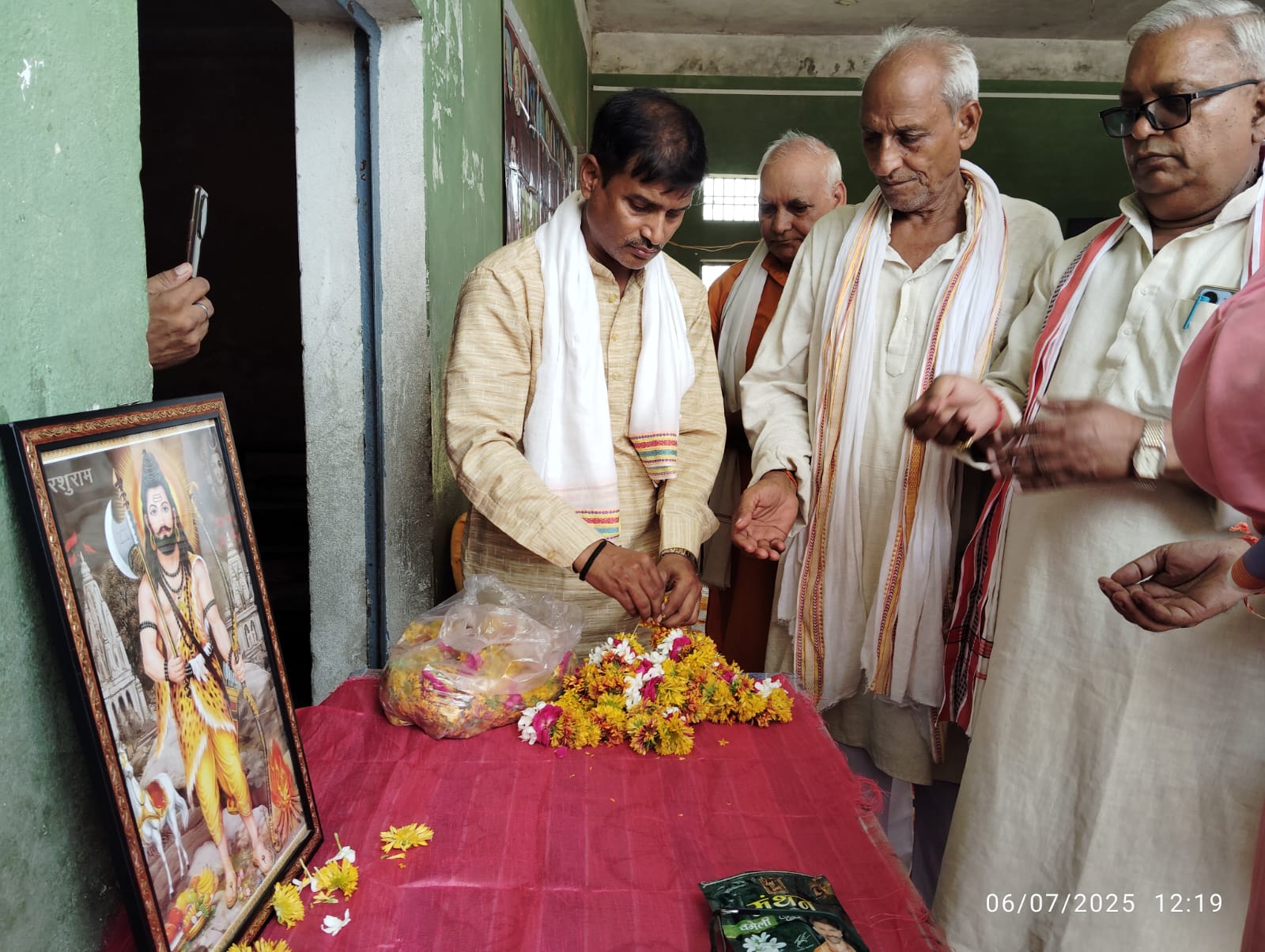 ब्राह्मण एकता मंच की बैठक में भगवान परशुराम के चित्र पर माल्यार्पण करते पदाधिकारी ब्राह्मण एकता मंच की बैठक में भगवान परशुराम के चित्र पर माल्यार्पण करते पदाधिकारी