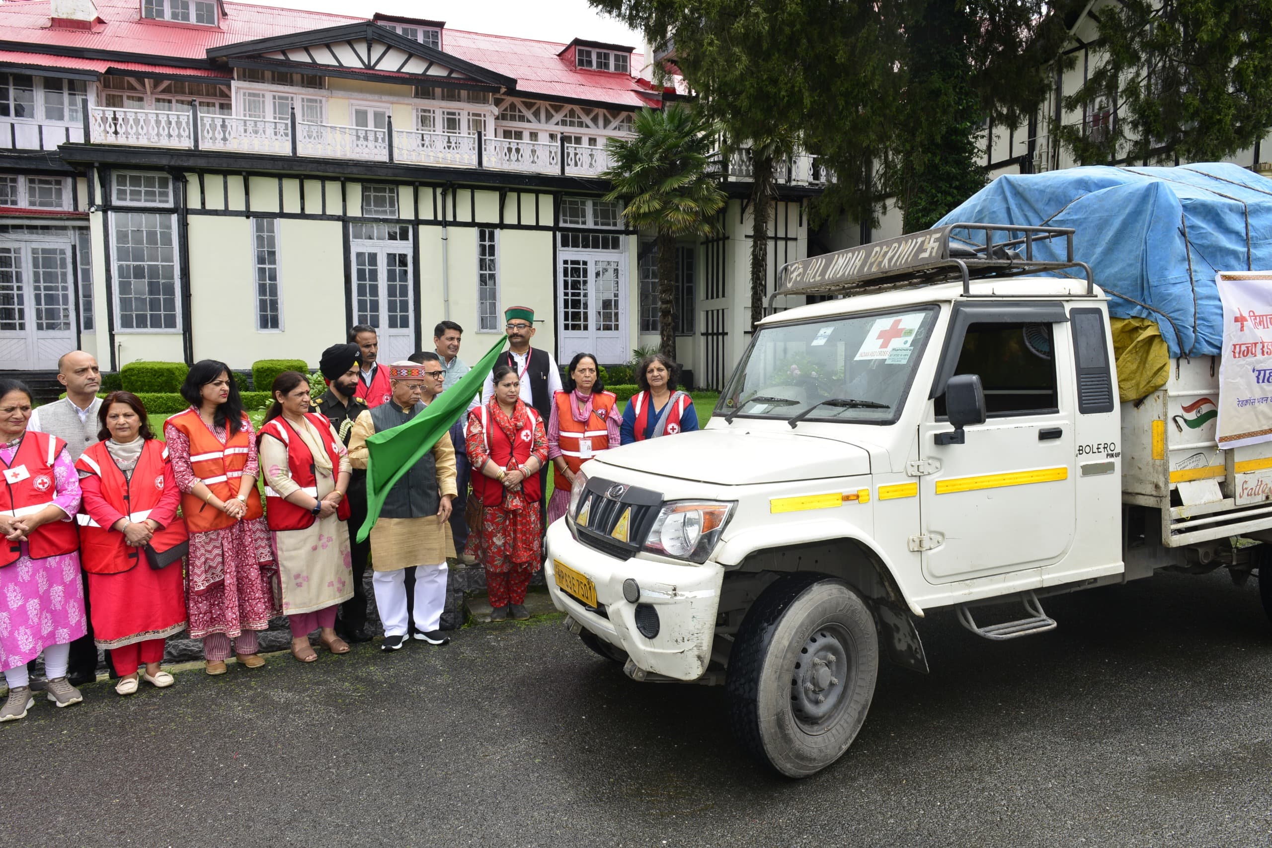 राज्यपाल राहत सामग्री रवाना करते हुए राज्यपाल राहत सामग्री रवाना करते हुए