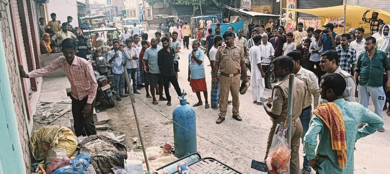 बूढ़ा देई मोहल्ले में फटा हाइड्रोजन सिलेंडर। बूढ़ा देई मोहल्ले में फटा हाइड्रोजन सिलेंडर।