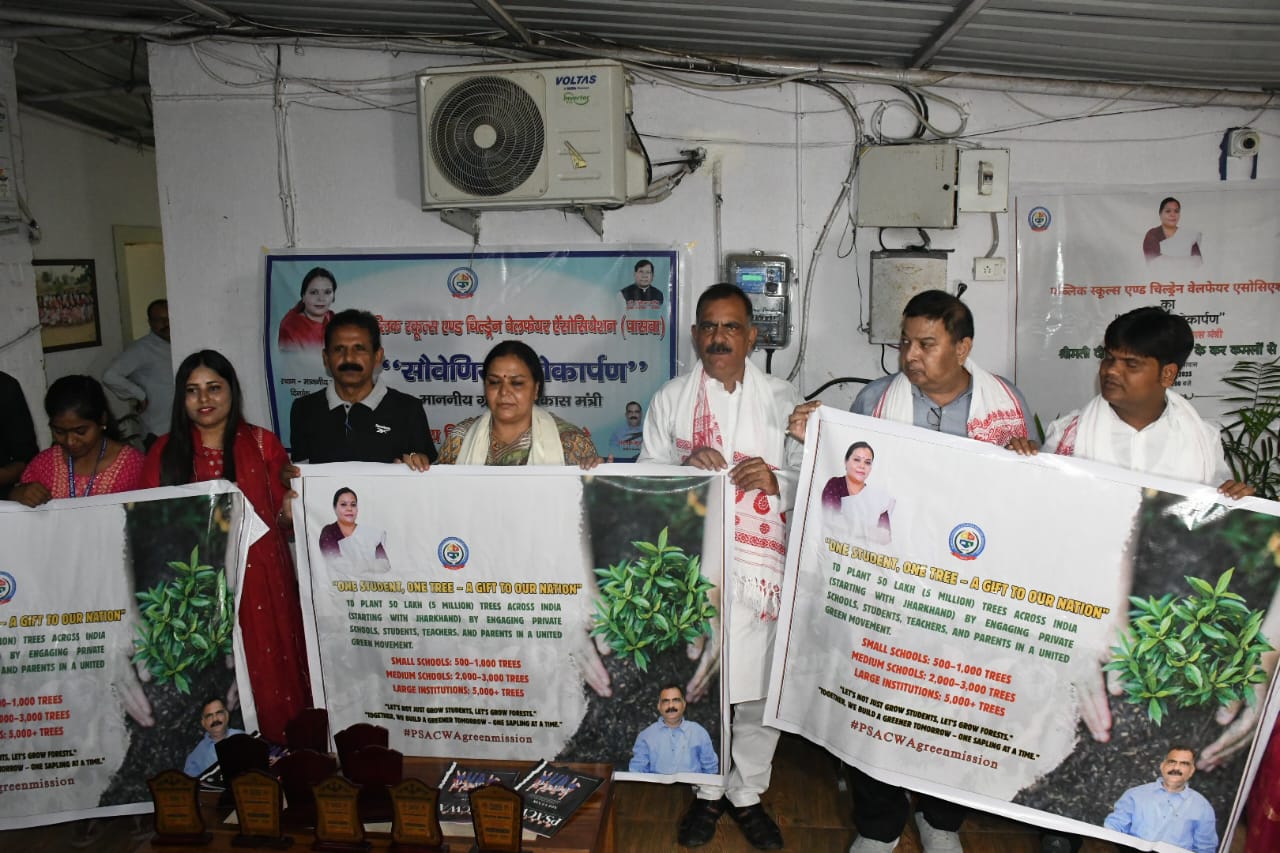 पासवा का पोस्टर लॉन्च करती मंत्री पासवा का पोस्टर लॉन्च करती मंत्री