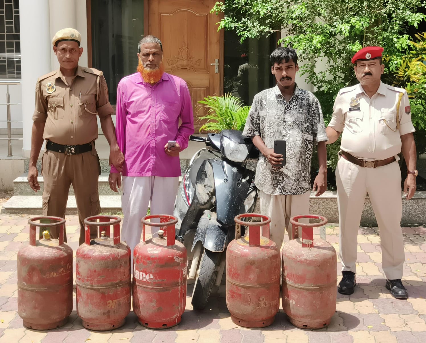 बशिष्ठ पुलिस द्वारा गिरफ्तार चोरी के सामानों के साथ आरोपितों की तस्वीर। बशिष्ठ पुलिस द्वारा गिरफ्तार चोरी के सामानों के साथ आरोपितों की तस्वीर।
