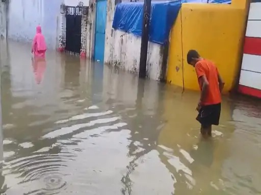 कोरबा में लोगों के घरों में घुसा नाली का गंदा पानी, बारिश से जलभराव, कई वार्डों के लोग परेशान; रात भर जागने को मजबूर कोरबा में लोगों के घरों में घुसा नाली का गंदा पानी, बारिश से जलभराव, कई वार्डों के लोग परेशान; रात भर जागने को मजबूर