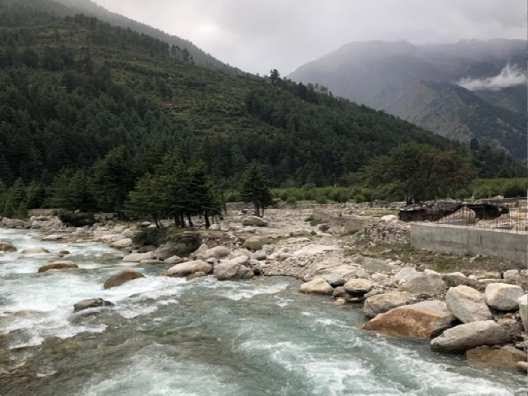 हर्षिल निकट जालेन्दरी गाड़ बकरी पालकों की खोजबीन करते हुए रेस्क्यू टीम हर्षिल निकट जालेन्दरी गाड़ बकरी पालकों की खोजबीन करते हुए रेस्क्यू टीम