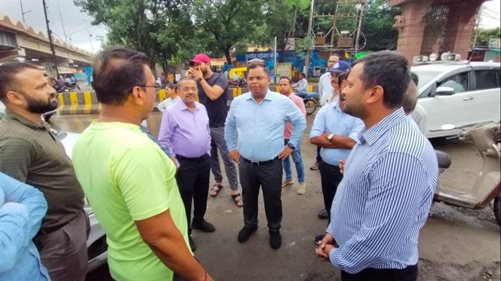 खजराना चौराहे पर सर्विस रोड निर्माण कार्य का निरीक्षण खजराना चौराहे पर सर्विस रोड निर्माण कार्य का निरीक्षण