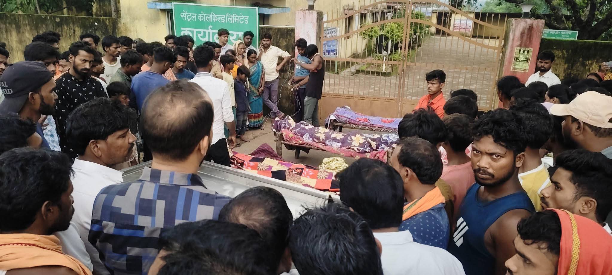सीसीएल कार्यालय के बाहर लगी भीड़ सीसीएल कार्यालय के बाहर लगी भीड़