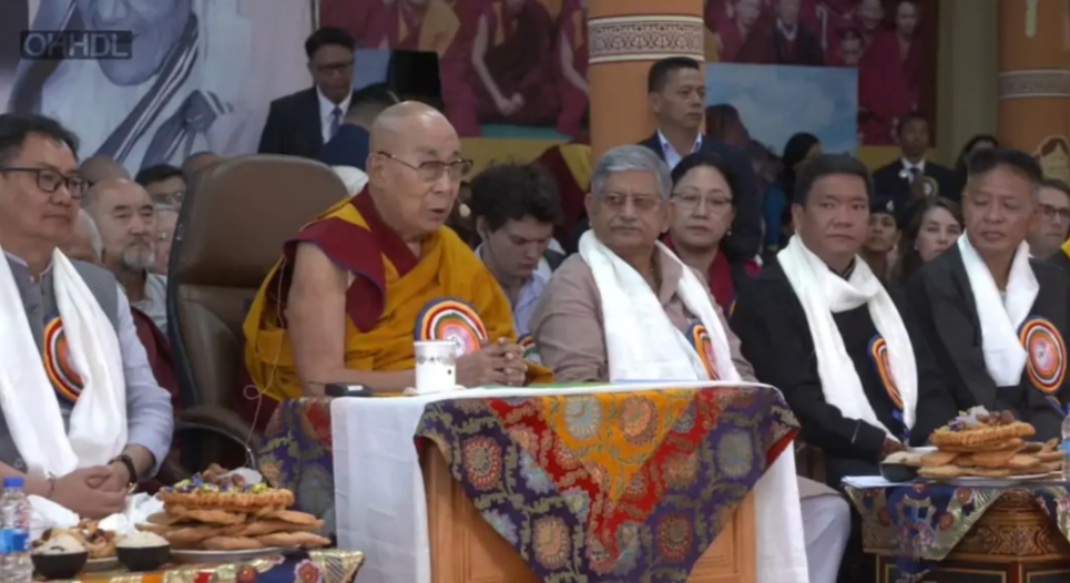 मंच पर मौजूद दलाई लामा और अन्य प्रमुख हस्तियां। मंच पर मौजूद दलाई लामा और अन्य प्रमुख हस्तियां।