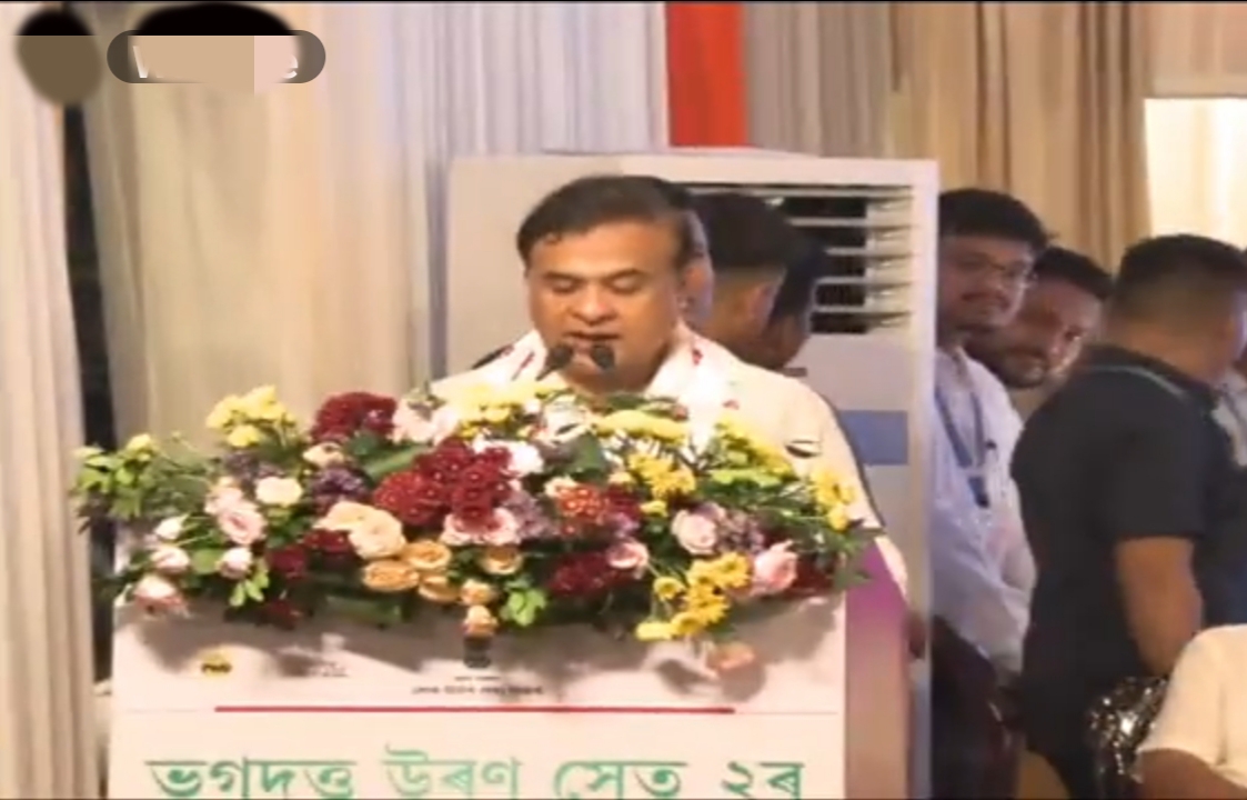 रुक्मिणीगांव फ्लाईओवर के उद्घाटन समारोह को संबोधित करते हुए मुख्यमंत्री डॉ हिमंत बिस्व सरमा। रुक्मिणीगांव फ्लाईओवर के उद्घाटन समारोह को संबोधित करते हुए मुख्यमंत्री डॉ हिमंत बिस्व सरमा।