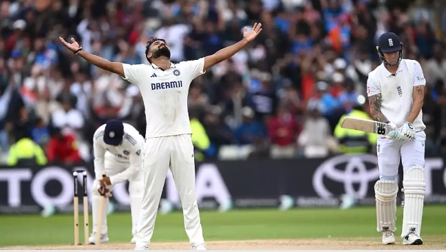 मैच में अपना छठा विकेट लेने के बाद खुश आकाशदीप मैच में अपना छठा विकेट लेने के बाद खुश आकाशदीप