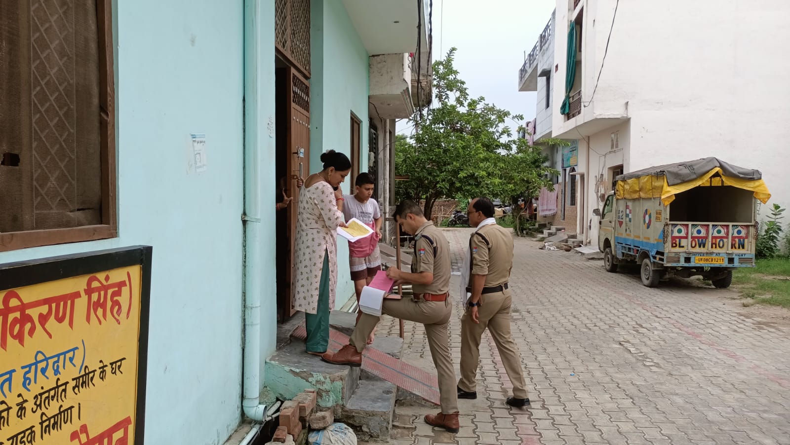 चेकिंग करती पुलिस