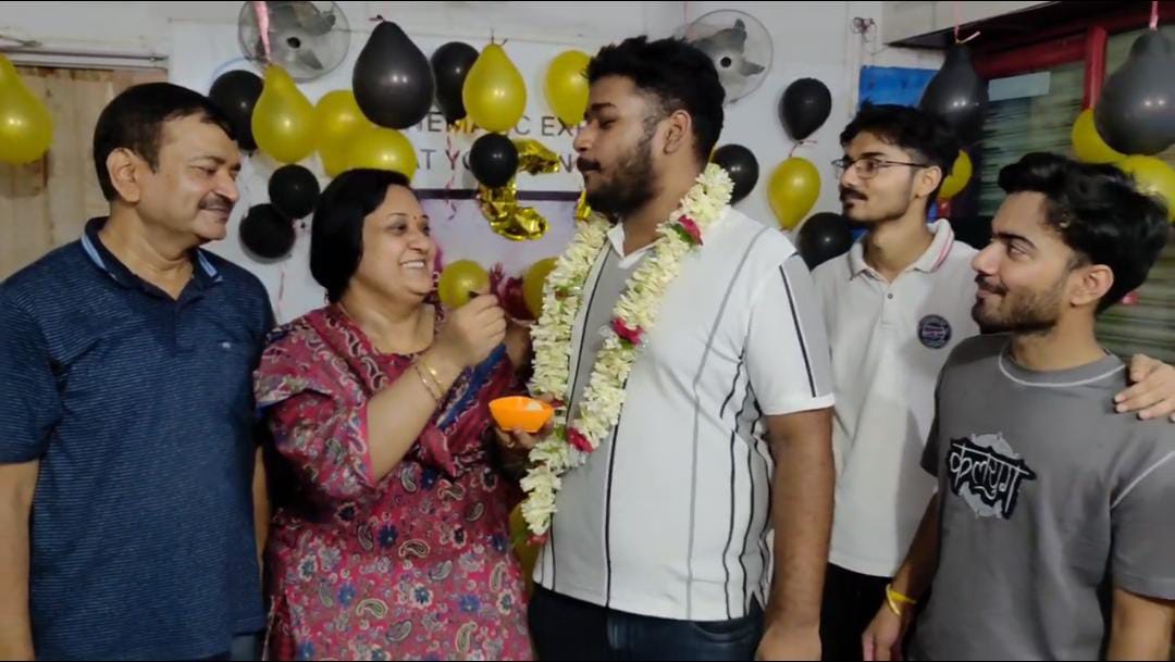 निखिल आनंद को मिठाई खिलाती मां निखिल आनंद को मिठाई खिलाती मां