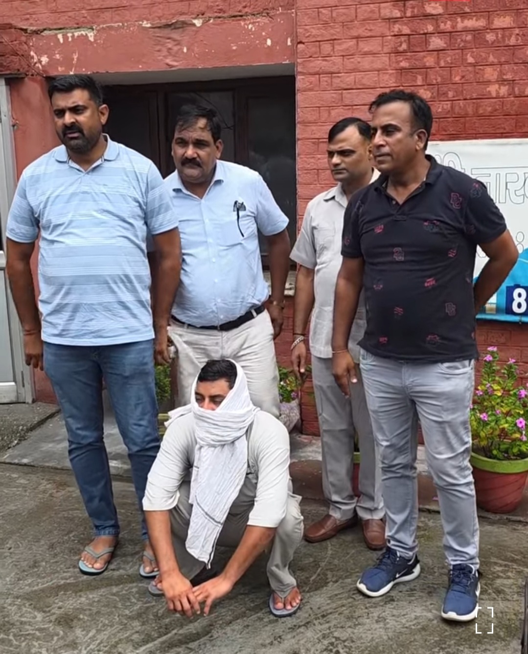 पुलिस की गिरफ्त में आरोपी पुलिस की गिरफ्त में आरोपी