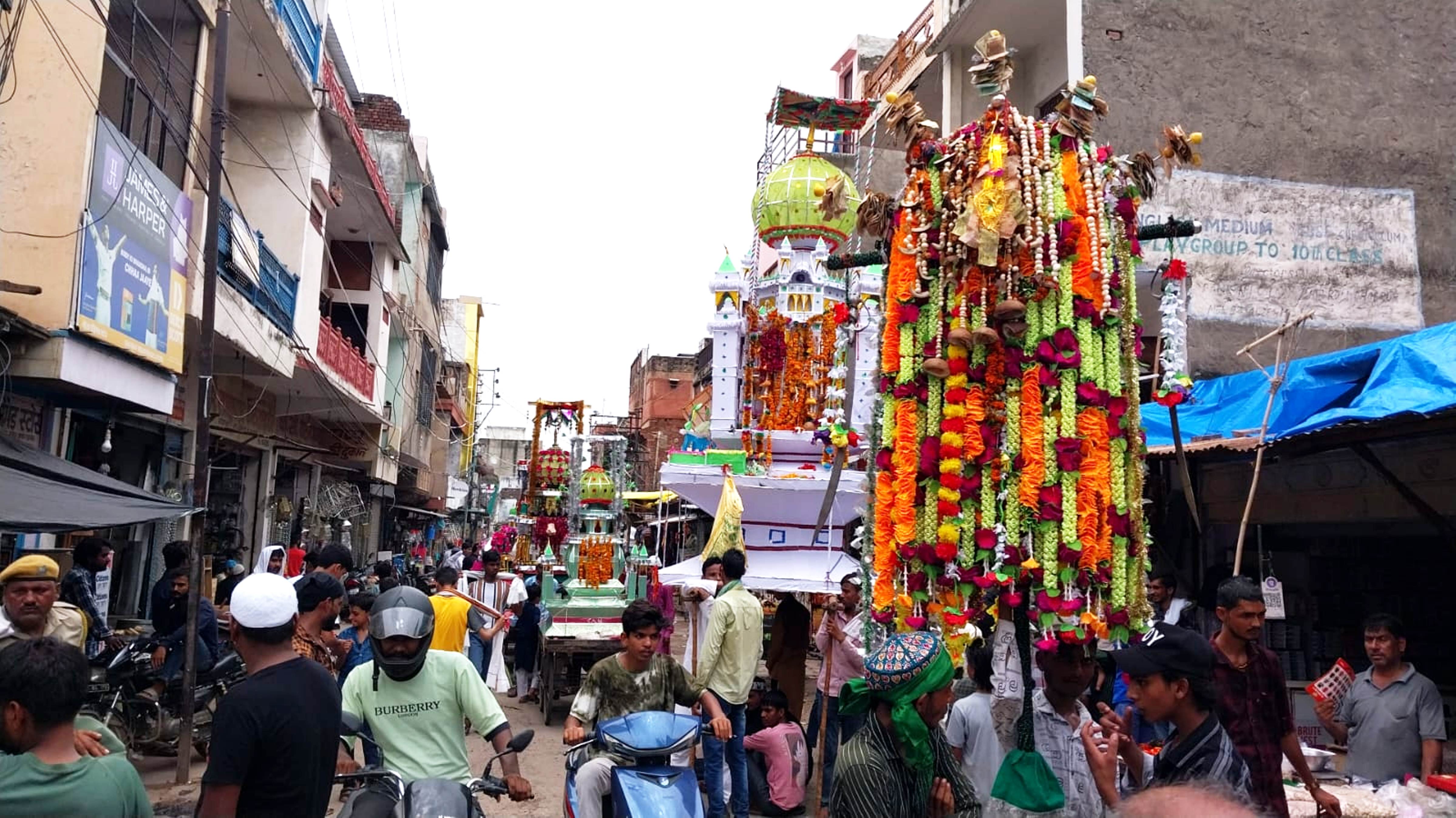 मोहर्रम : धौलपुर में मातमी माहौल में निकला ताजियों का जुलूस