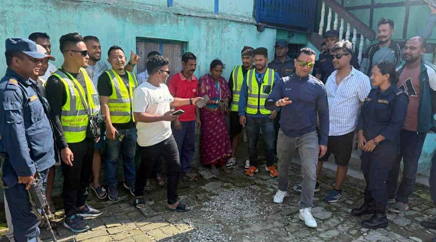 अररिया फोटो:नेपाल नारकोटिक्स कंट्रोल ब्यूरो की टीम और गिरफ्तार तस्कर अररिया फोटो:नेपाल नारकोटिक्स कंट्रोल ब्यूरो की टीम और गिरफ्तार तस्कर