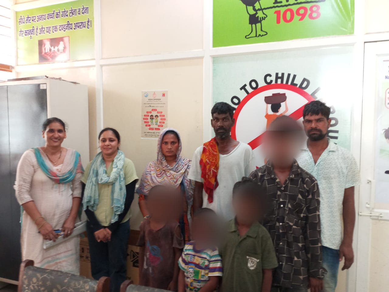 अभियान के तहत संगठन और टीम द्वारा बाल श्रम करते पकड़े गए मासूम बच्चे। अभियान के तहत संगठन और टीम द्वारा बाल श्रम करते पकड़े गए मासूम बच्चे।