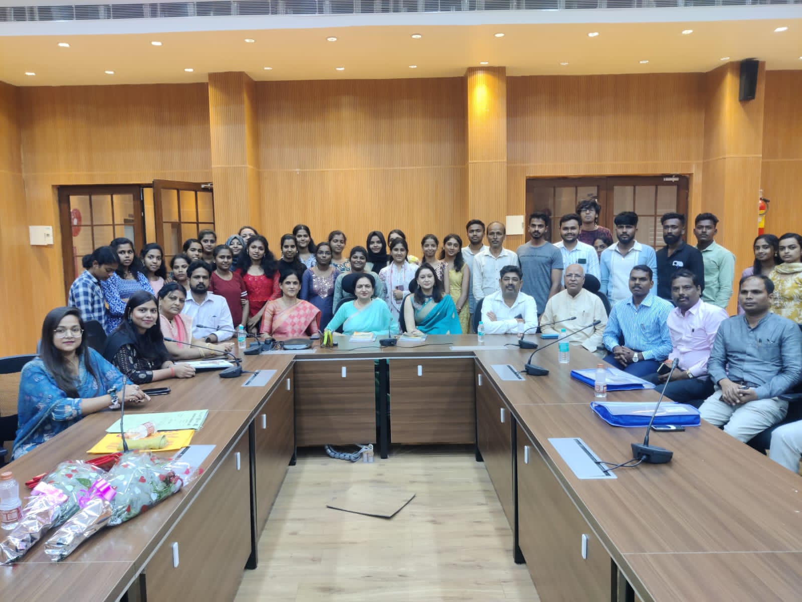 दक्षिण के छात्रों संग बुन्देलखंड विश्वविद्यालय के शिक्षक दक्षिण के छात्रों संग बुन्देलखंड विश्वविद्यालय के शिक्षक