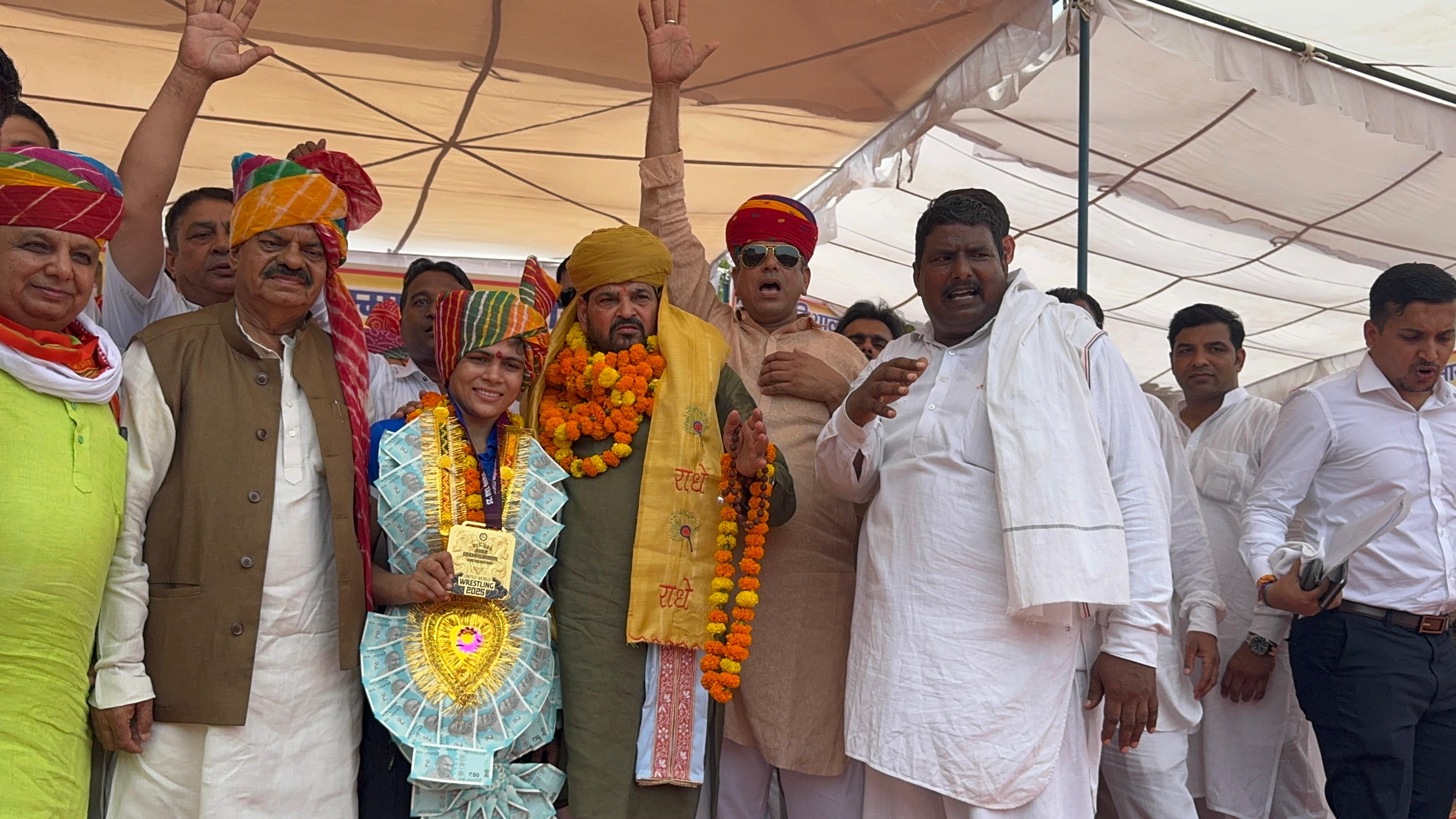 कार्यक्रम में महिला खिलाड़ी को सम्मानित करते भाजपा के वरिष्ठ नेता बृजभूषण कार्यक्रम में महिला खिलाड़ी को सम्मानित करते भाजपा के वरिष्ठ नेता बृजभूषण