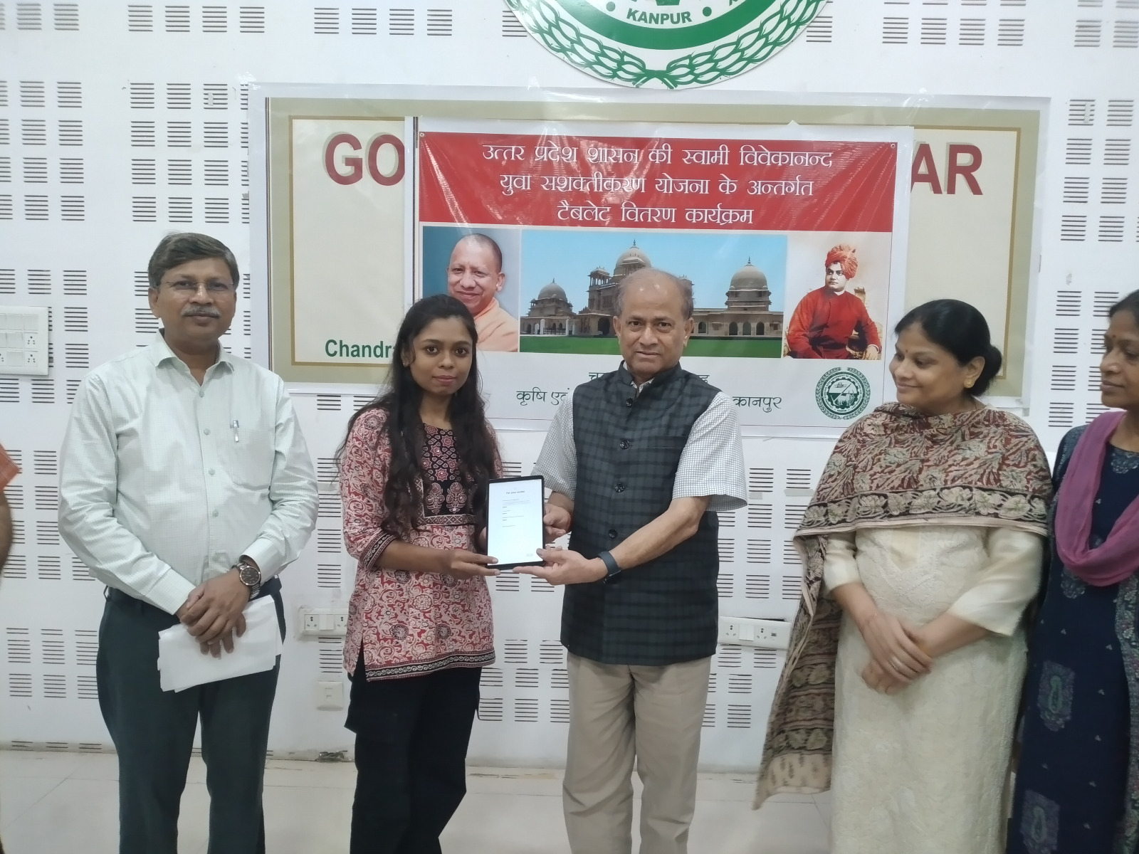 सीएस ए कुलपति छात्रों को टेबलेट वितरित करते हुए सीएस ए कुलपति छात्रों को टेबलेट वितरित करते हुए