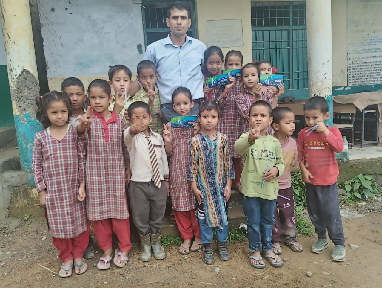 प्रश्नोत्तरी प्रतियोगिता में हिस्सा लेने के बाद राजकीय प्राथमिक पाठशाला छाणंग के नौनिहाल शिक्षक के साथ।