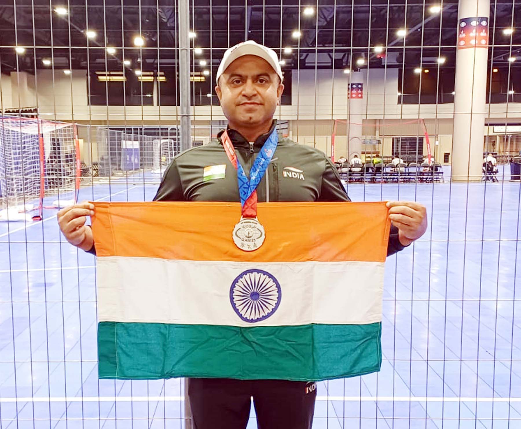 अमेरिका में जीते गए मेडल के साथ तिरंगा लहराते एसआई राजबीर। अमेरिका में जीते गए मेडल के साथ तिरंगा लहराते एसआई राजबीर।
