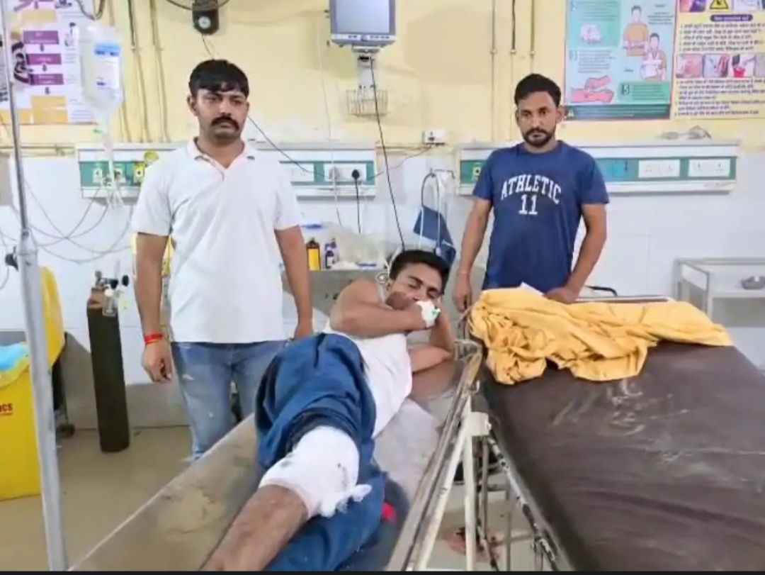 अस्पताल में भर्ती आरोपी साकिर और पास में खड़े पुलिसकर्मी। अस्पताल में भर्ती आरोपी साकिर और पास में खड़े पुलिसकर्मी।