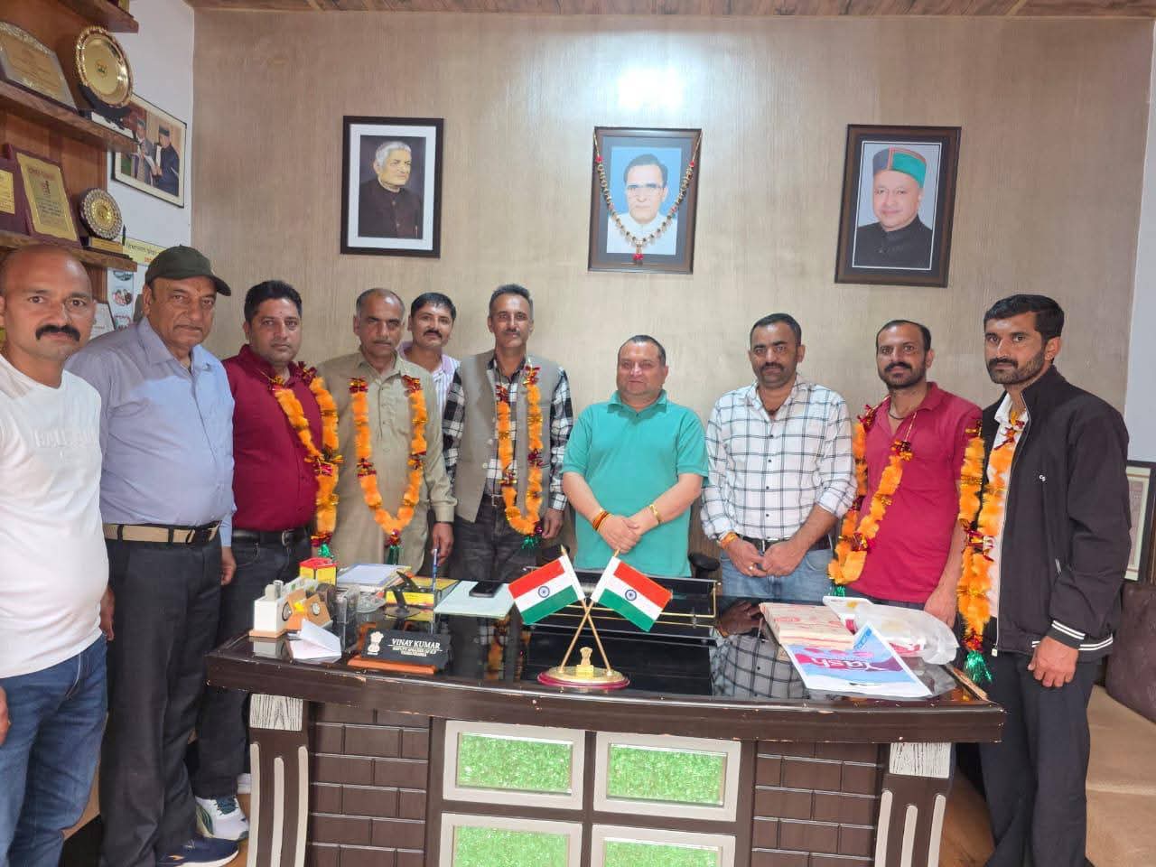 श्री रेणुका विधानसभा क्षेत्र में भाजपा को बड़ा झटका, 5 परिवारों ने भाजपा छोड़कर थामा कांग्रेस का दामन श्री रेणुका विधानसभा क्षेत्र में भाजपा को बड़ा झटका, 5 परिवारों ने भाजपा छोड़कर थामा कांग्रेस का दामन