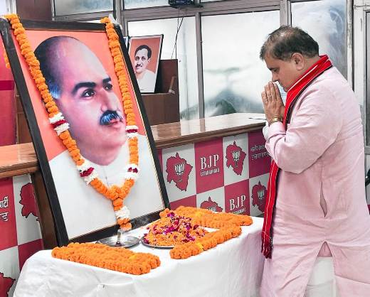 डाॅ श्यामा प्रसाद मुखर्जी काे श्रद्धांजलि अर्पित करते भाजपा प्रदेश अध्यक्ष। डाॅ श्यामा प्रसाद मुखर्जी काे श्रद्धांजलि अर्पित करते भाजपा प्रदेश अध्यक्ष।