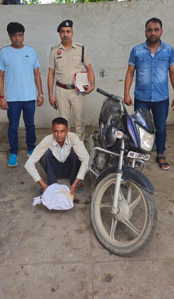 पुलिस हिरासत में नशा तस्कर पुलिस हिरासत में नशा तस्कर