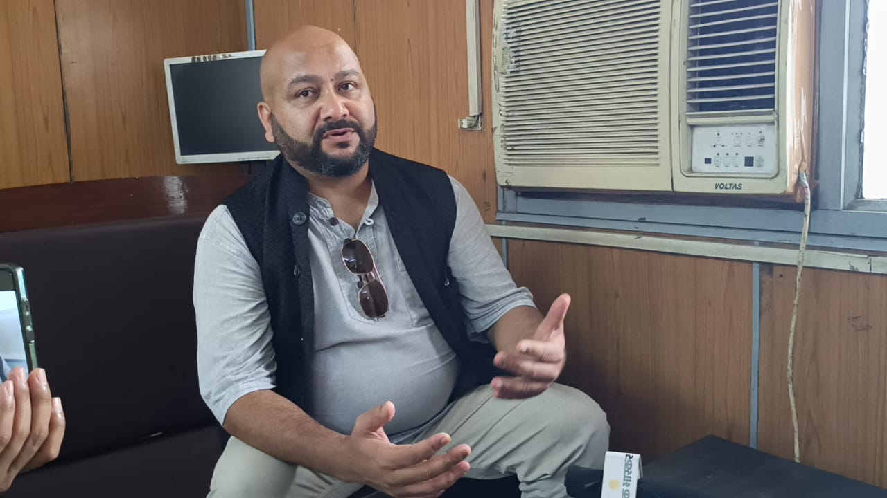 पत्रकारो से बात करते भारत-नेपाल मैत्री संघ के वाइस प्रसीडेंट पत्रकारो से बात करते भारत-नेपाल मैत्री संघ के वाइस प्रसीडेंट