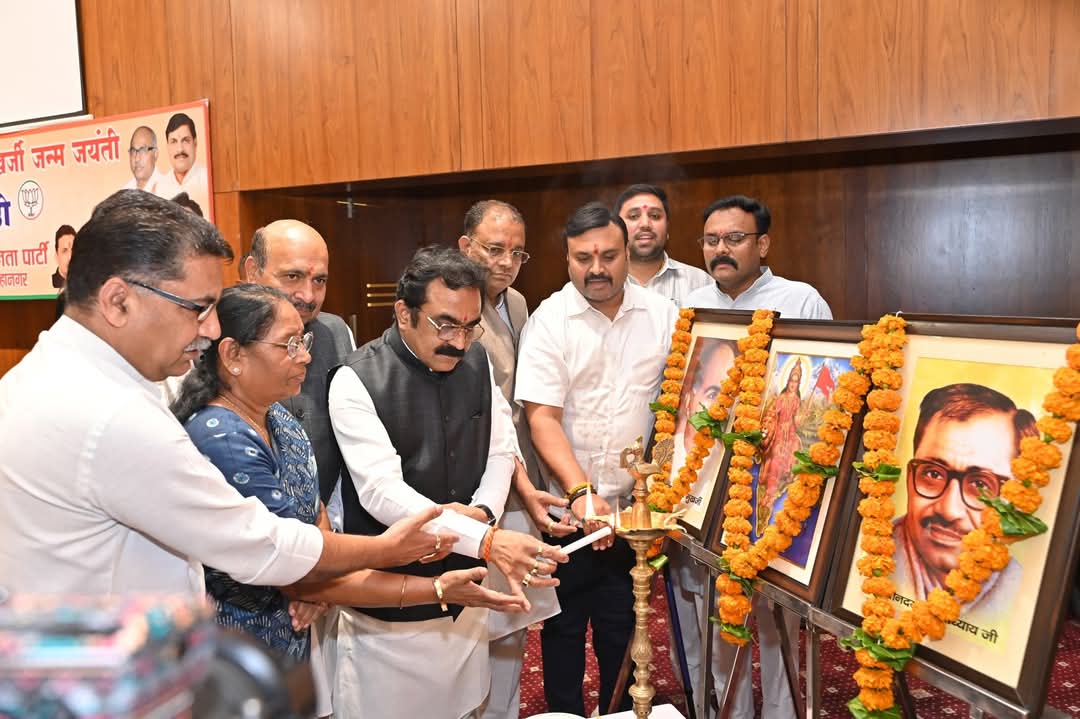 डॉ श्यामा प्रसाद मुखर्जी के विचारो को आगे बढ़ाने और उसमे सहभागी बनने का प्रयास करे डॉ श्यामा प्रसाद मुखर्जी के विचारो को आगे बढ़ाने और उसमे सहभागी बनने का प्रयास करे