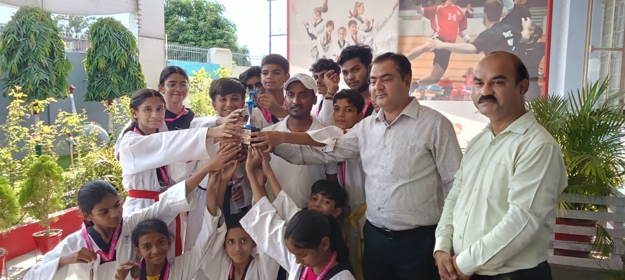 ताइक्वांडो प्रतियोगिता में विजई टीम के खिलाड़ी ताइक्वांडो प्रतियोगिता में विजई टीम के खिलाड़ी