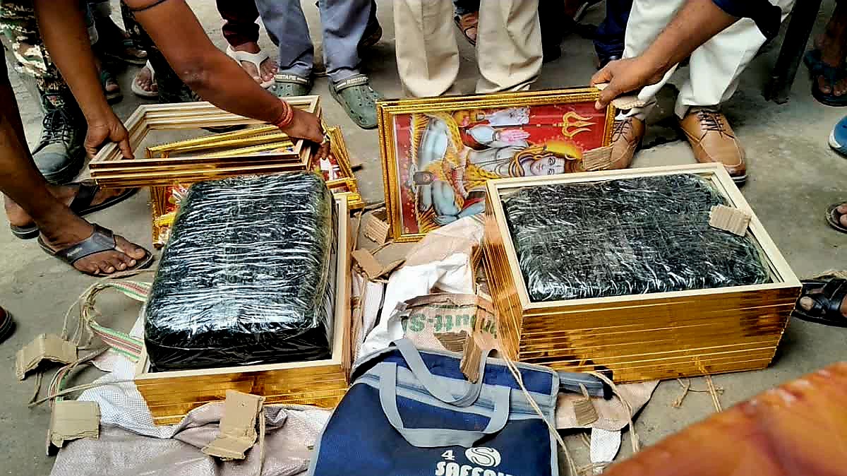 देवताओं की तस्वीर के फ्रेम में छिपाकर गांजा तस्करी की कोशिश, तृणमूल नेता सहित तीन गिरफ्तार देवताओं की तस्वीर के फ्रेम में छिपाकर गांजा तस्करी की कोशिश, तृणमूल नेता सहित तीन गिरफ्तार