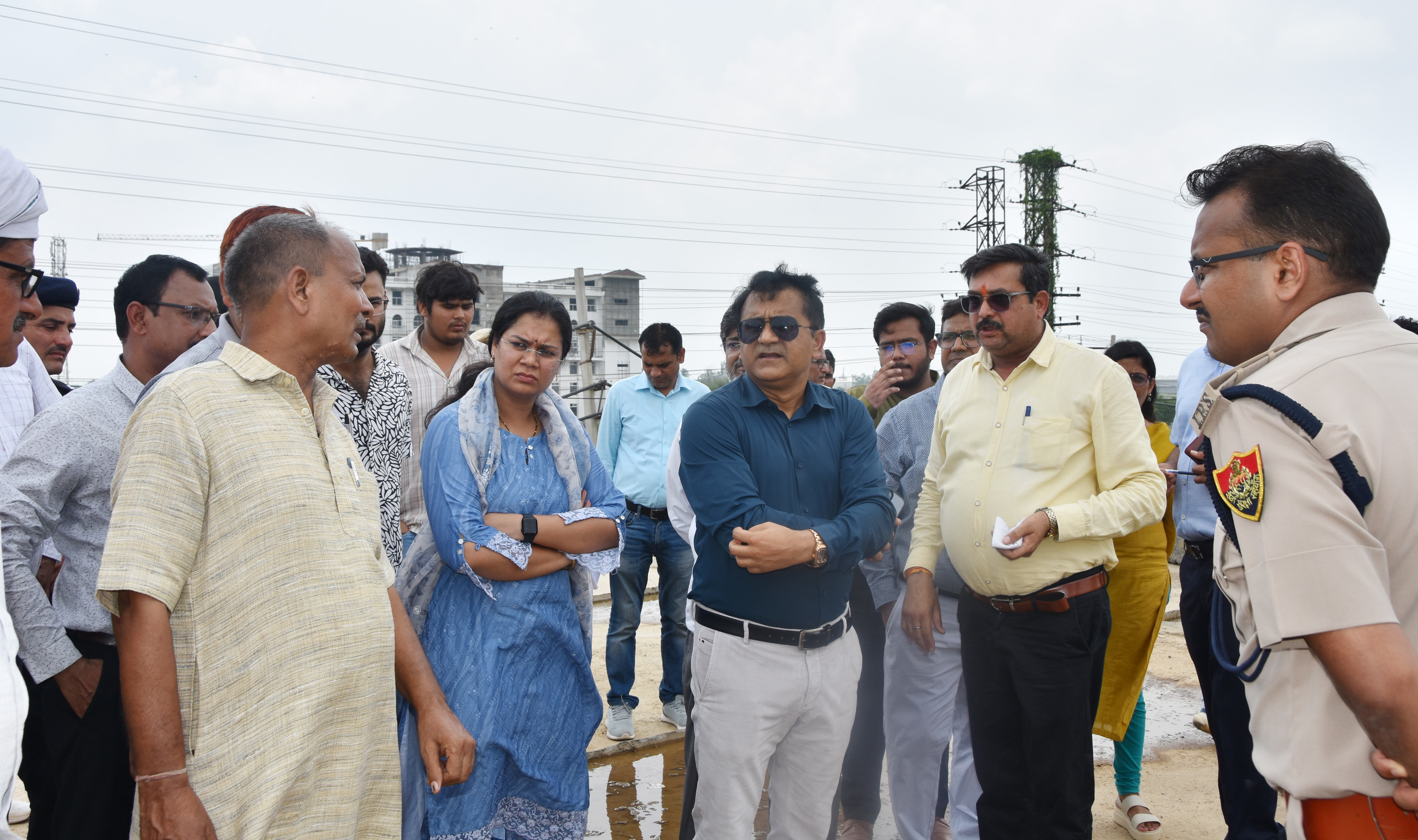 जिला उपायुक्त डॉ हरीश कुमार वशिष्ठ एसपी वरुण सिंगला निरीक्षण करते हुए जिला उपायुक्त डॉ हरीश कुमार वशिष्ठ एसपी वरुण सिंगला निरीक्षण करते हुए